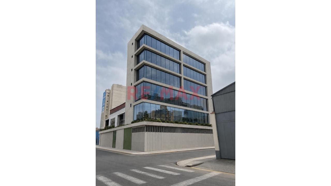 Alquiler Amplio Local Comercial / Industrial En Edificio De Estreno - 7