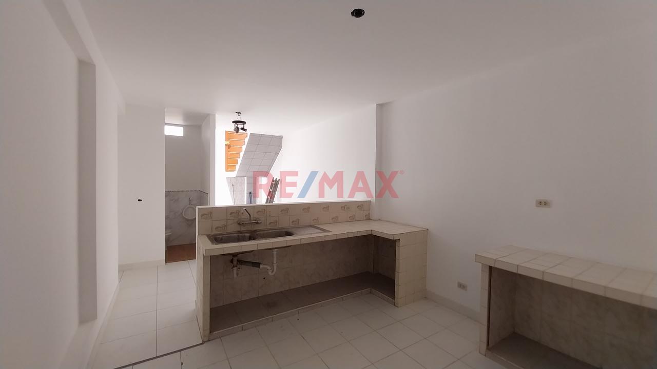 Alquilo Local Comercial De 193.50 M² Y 9 Ml De Frente En Primer Piso - 9