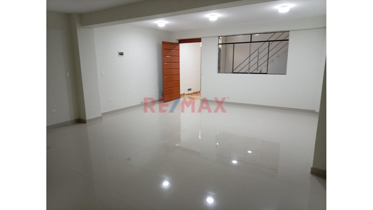 Casa De 3 Pisos En Estreno En Puente Piedra - 11