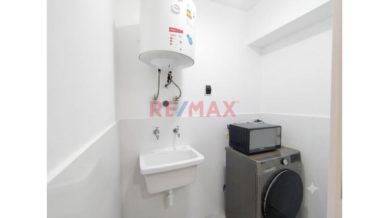 Se Vende Moderno Departamento Con Balcón Y Jardín En Miraflores. Edificio Con Áreas Comunes — foto 12
