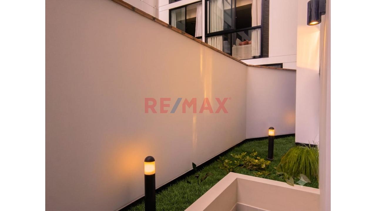Se Vende Moderno Departamento Con Balcón Y Jardín En Miraflores. Edificio Con Áreas Comunes — foto 9