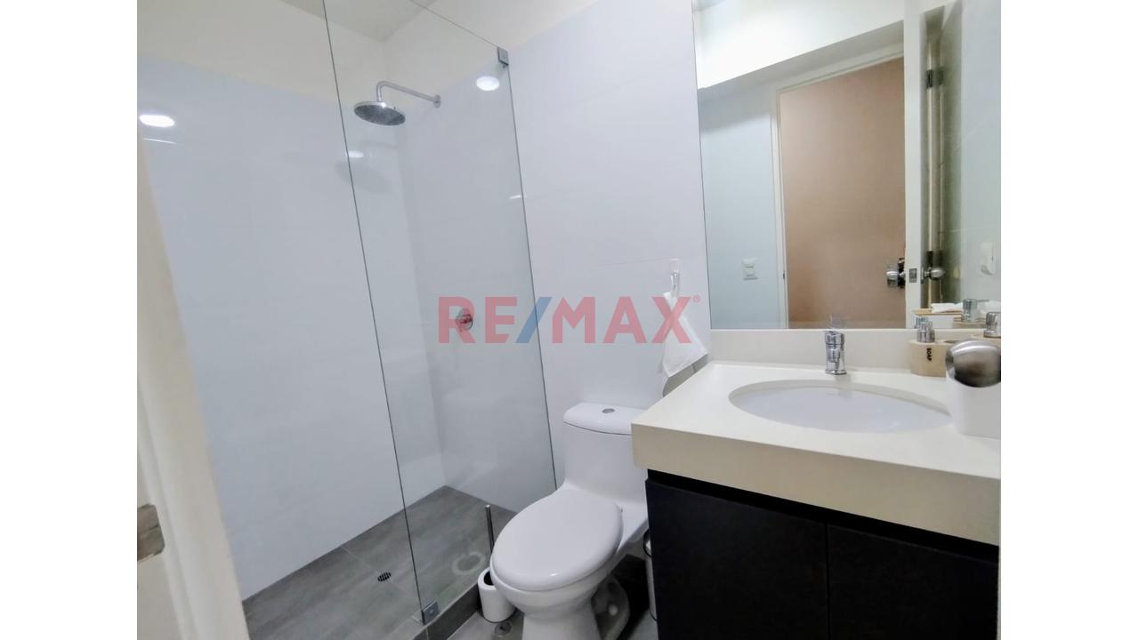 Se Vende Moderno Departamento Con Balcón Y Jardín En Miraflores. Edificio Con Áreas Comunes — foto 5