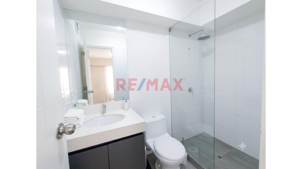 Se Vende Moderno Departamento Con Balcón Y Jardín En Miraflores. Edificio Con Áreas Comunes — foto 11