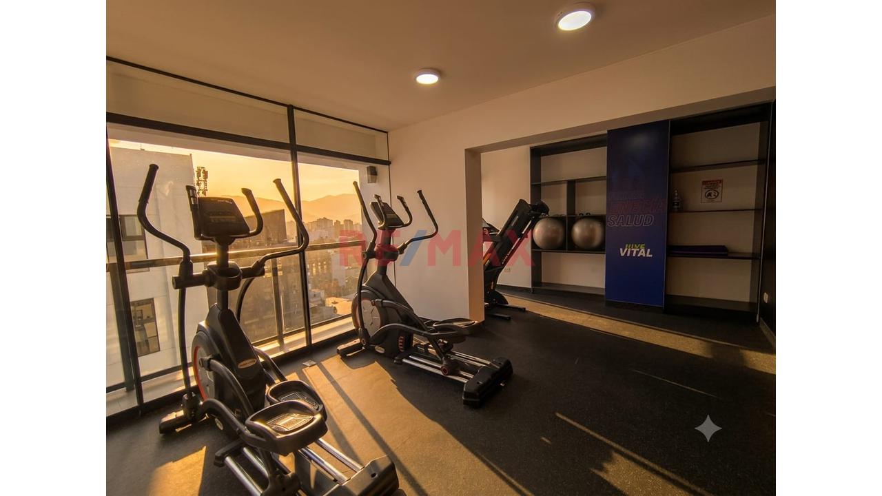 Se Vende Moderno Departamento Con Balcón Y Jardín En Miraflores. Edificio Con Áreas Comunes — foto 10