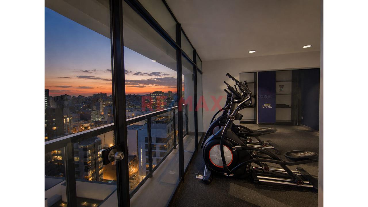Se Vende Moderno Departamento Con Balcón Y Jardín En Miraflores. Edificio Con Áreas Comunes — foto 6