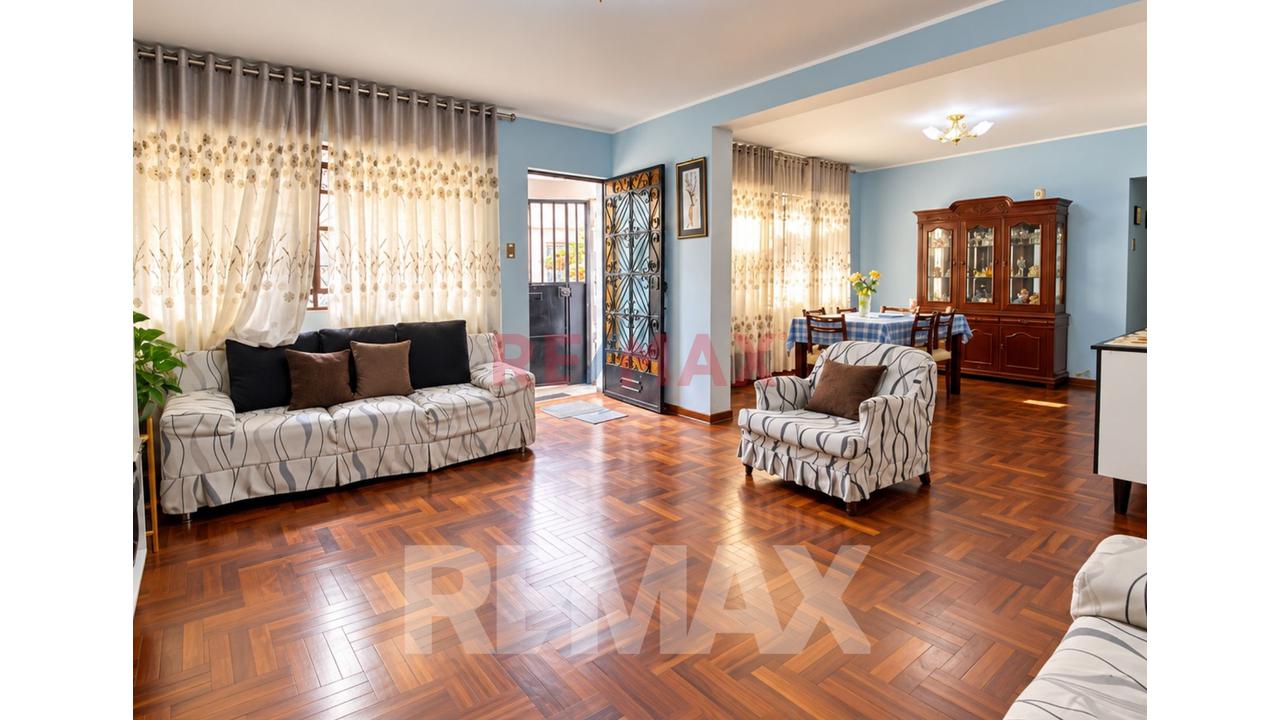 🏡 Venta De Casa De 3 Pisos + Azotea | A 1 Cuadra De Estacion Del Tren San Carlos | Sjl — foto 5