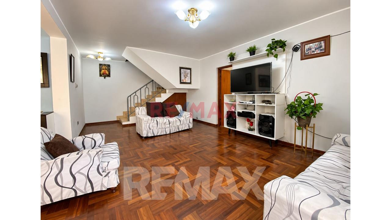 🏡 Venta De Casa De 3 Pisos + Azotea | A 1 Cuadra De Estacion Del Tren San Carlos | Sjl — foto 2