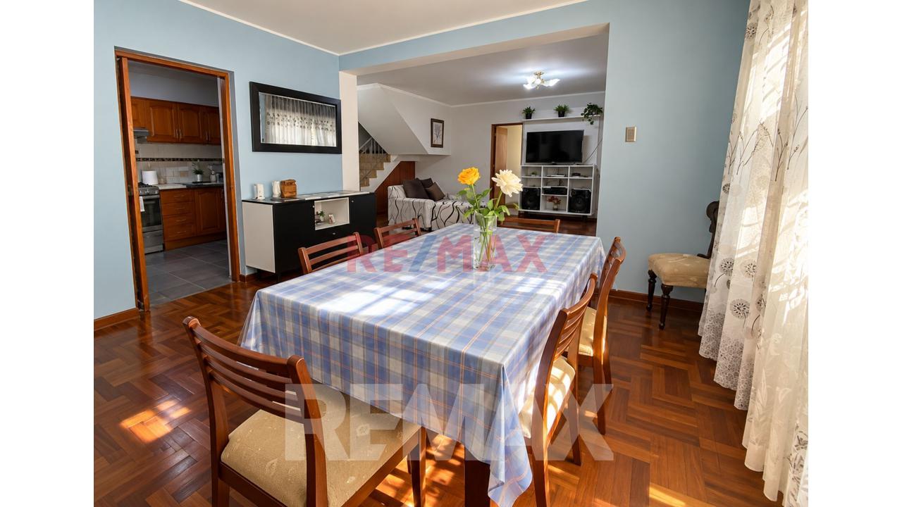 🏡 Venta De Casa De 3 Pisos + Azotea | A 1 Cuadra De Estacion Del Tren San Carlos | Sjl — foto 3