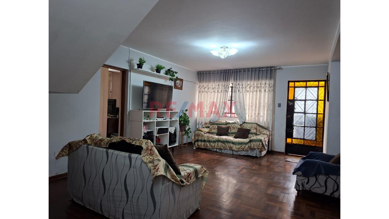 🏡 Venta De Casa De 3 Pisos + Azotea | A 1 Cuadra De Estacion Del Tren San Carlos | Sjl