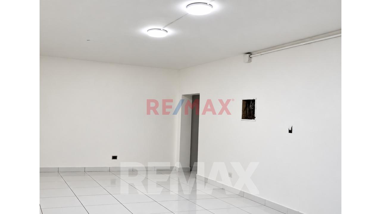 Alquiler De Local Comercial Cuadra 14   Av. Del Aire Y Rosa Toro – San Luis! - 1