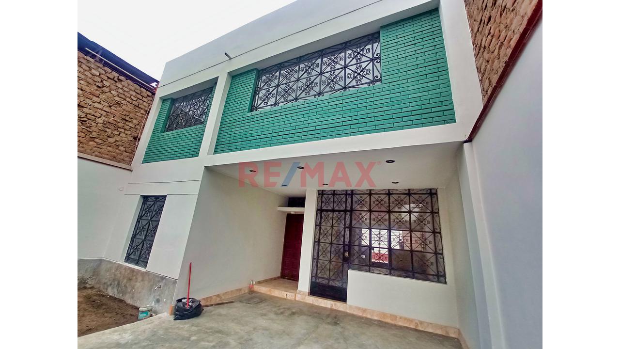 Casa De Dos Pisos Con Estacionamiento En Zona Estrategica De Los Olivos - 2