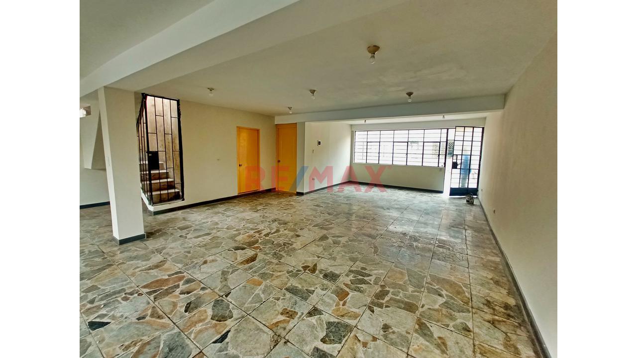 Casa De Dos Pisos Con Estacionamiento En Zona Estrategica De Los Olivos - 12