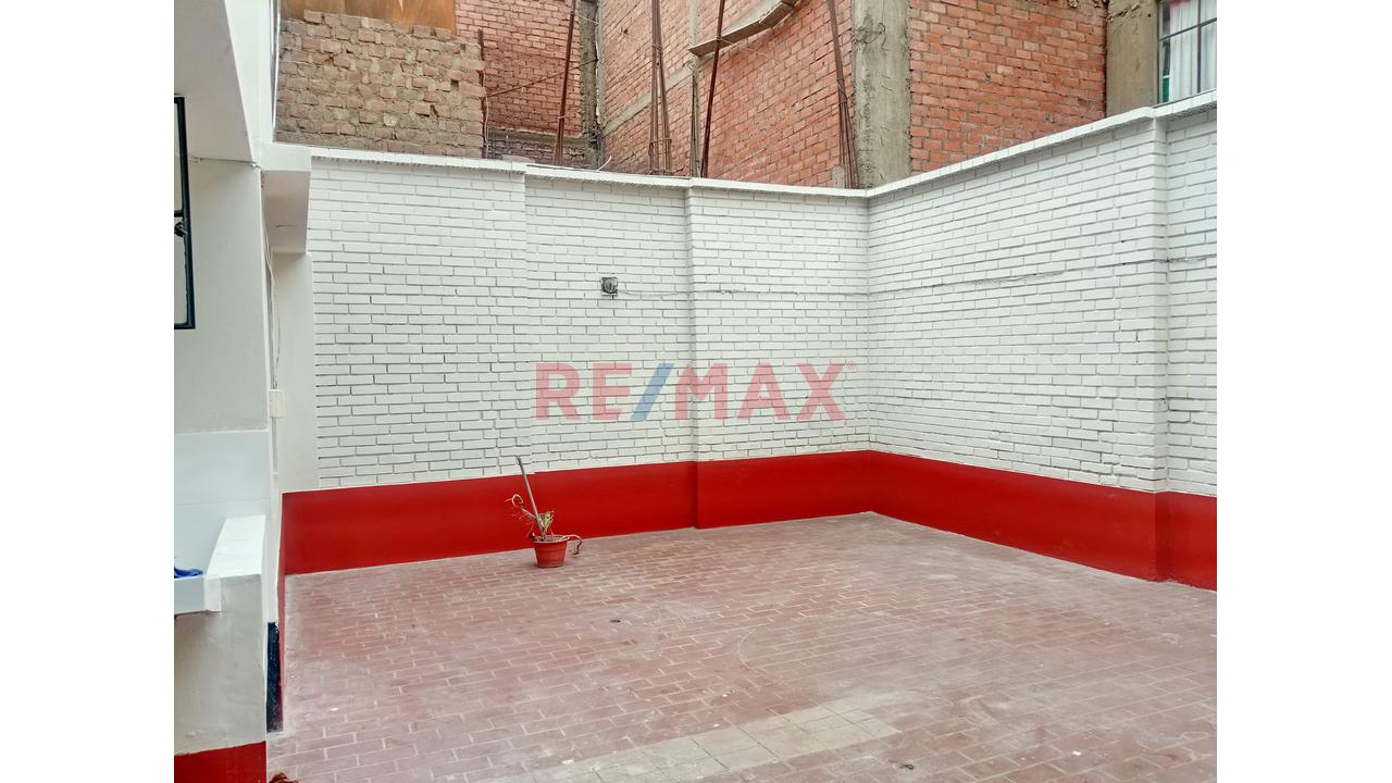 Casa De Dos Pisos Con Estacionamiento En Zona Estrategica De Los Olivos - 10