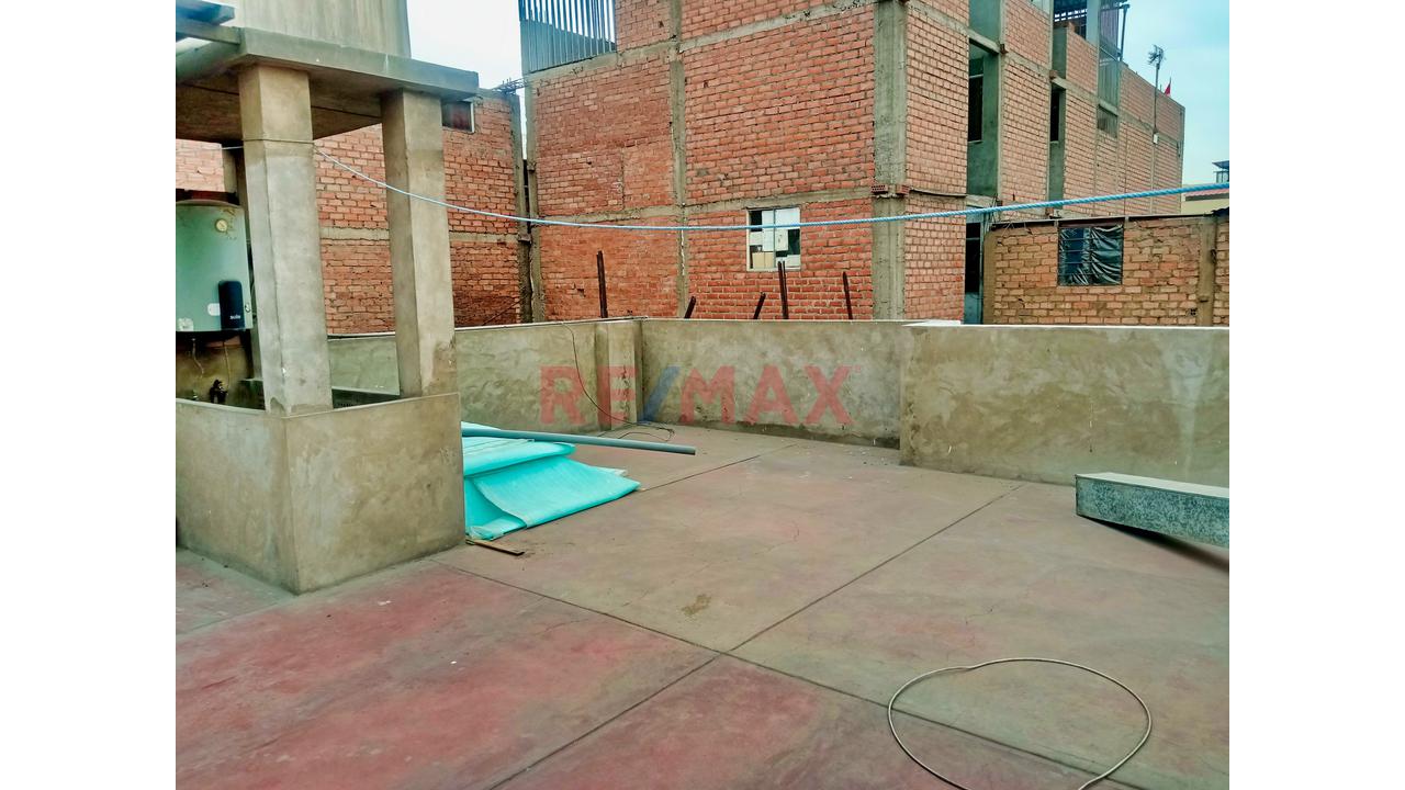Casa De Dos Pisos Con Estacionamiento En Zona Estrategica De Los Olivos - 15