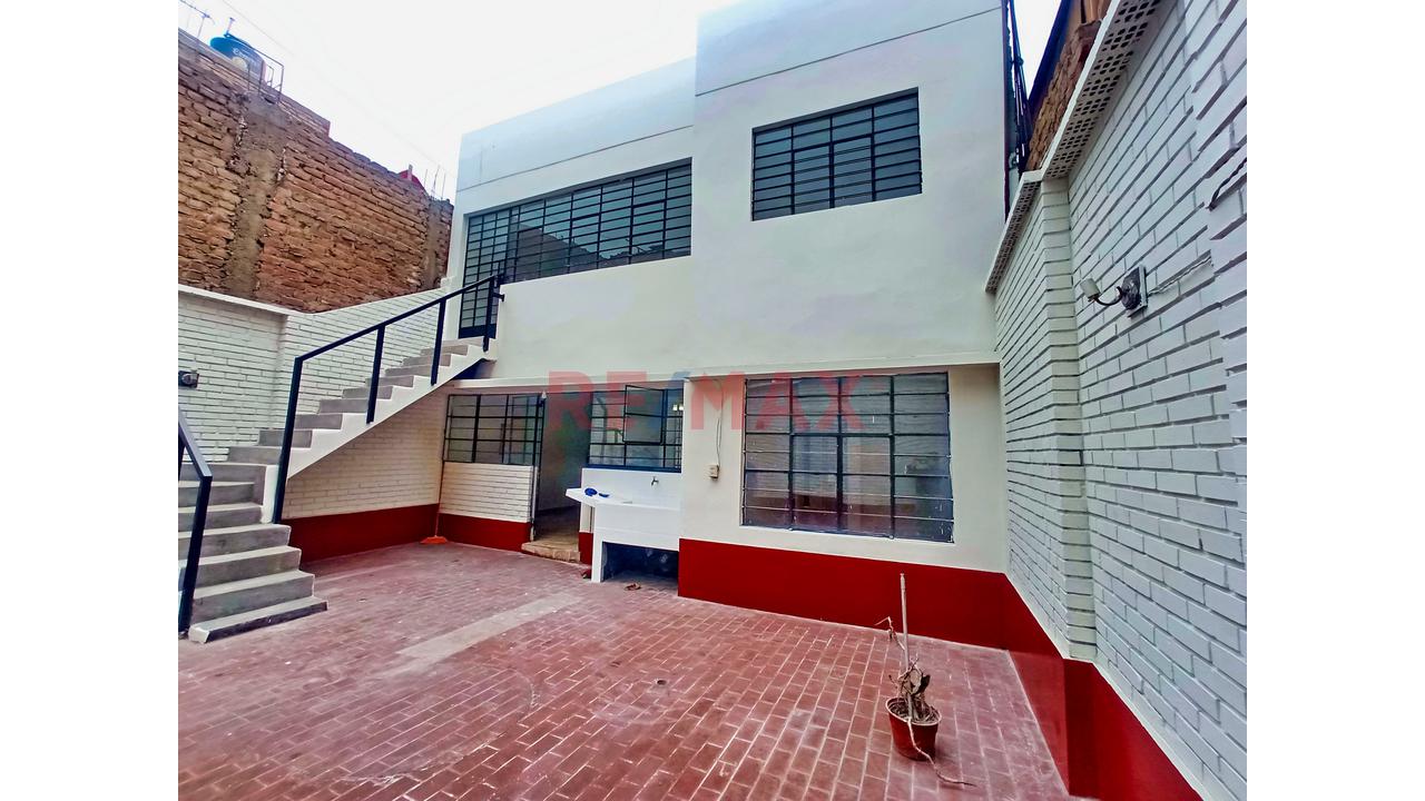 Casa De Dos Pisos Con Estacionamiento En Zona Estrategica De Los Olivos - 11