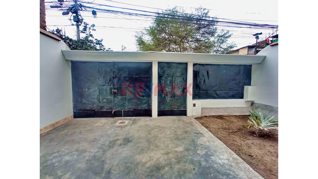 Casa De Dos Pisos Con Estacionamiento En Zona Estrategica De Los Olivos - 3