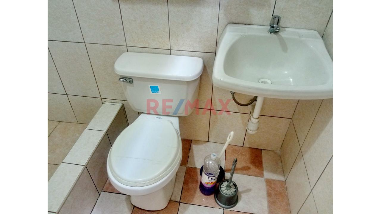 Casa De Dos Pisos Con Estacionamiento En Zona Estrategica De Los Olivos - 14