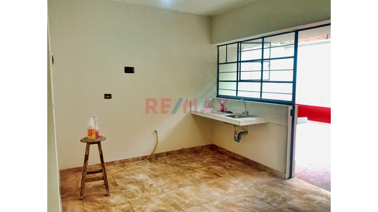 Casa De Dos Pisos Con Estacionamiento En Zona Estrategica De Los Olivos - 9