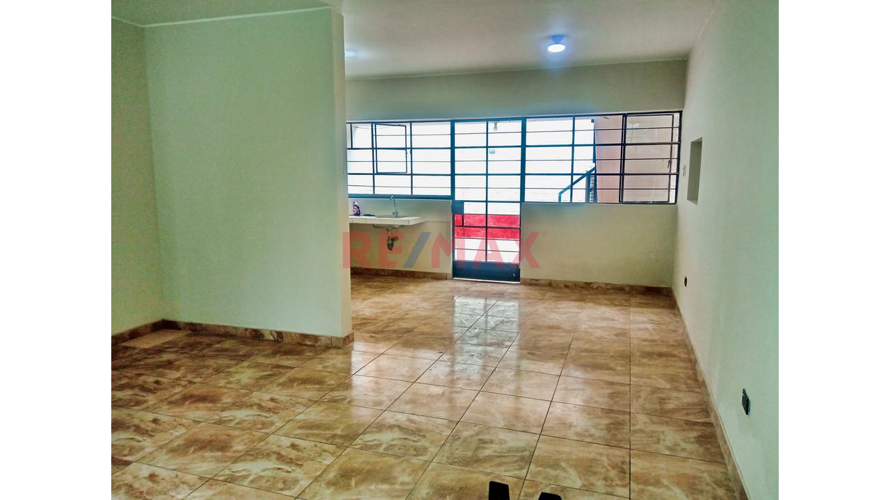 Casa De Dos Pisos Con Estacionamiento En Zona Estrategica De Los Olivos - 4