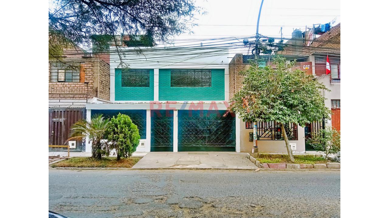 Casa De Dos Pisos Con Estacionamiento En Zona Estrategica De Los Olivos - 1