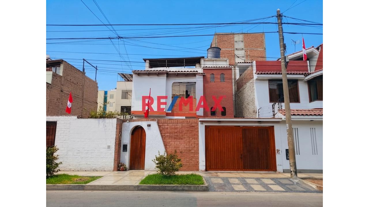 Vendo Amplia Casa En Urb. Mayorazgo - Ate, Límite Con La Molina