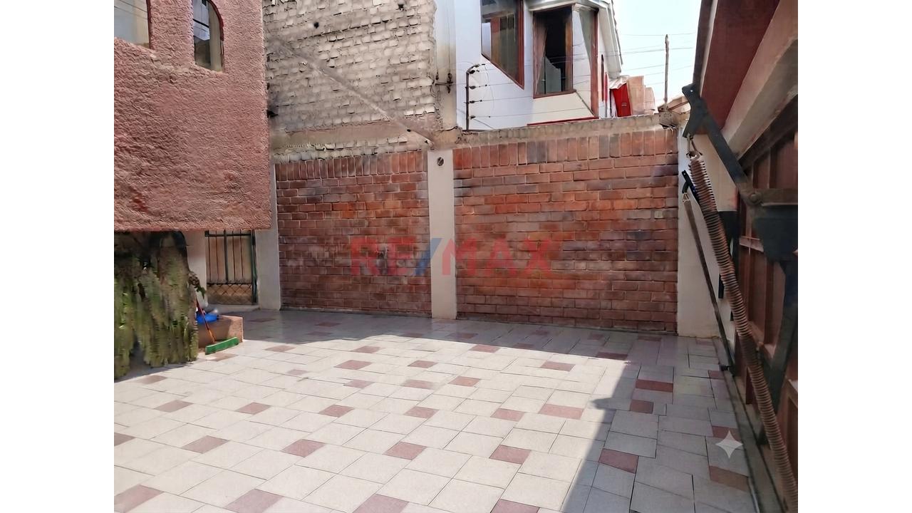 Vendo Amplia Casa En Urb. Mayorazgo - Ate, Límite Con La Molina — foto 3