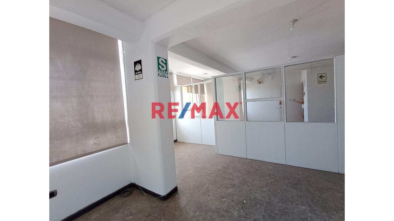 🏢 Oficina En Alquiler En Plaza Fuerte – Piura - 1