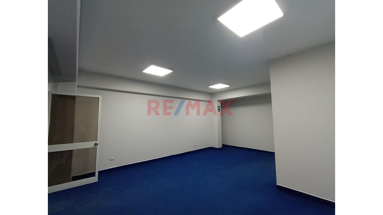 Oficina / Local En Alquiler En Centro Empresarial –🏢 Oficina 203 - Piura 60 M2 - 5