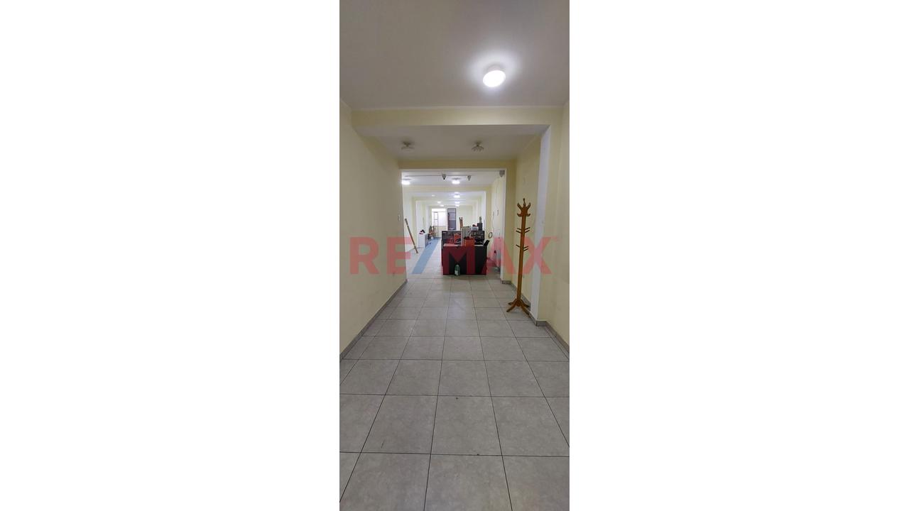 Oportunidad De Inversion Venta De Edificio Con Finos Acabados, En Calle Liberacion Cerca Al Colegio Fé Y Alegria- En Canto Grande ,Paradero #7 De Av. Canto Grande — foto 2