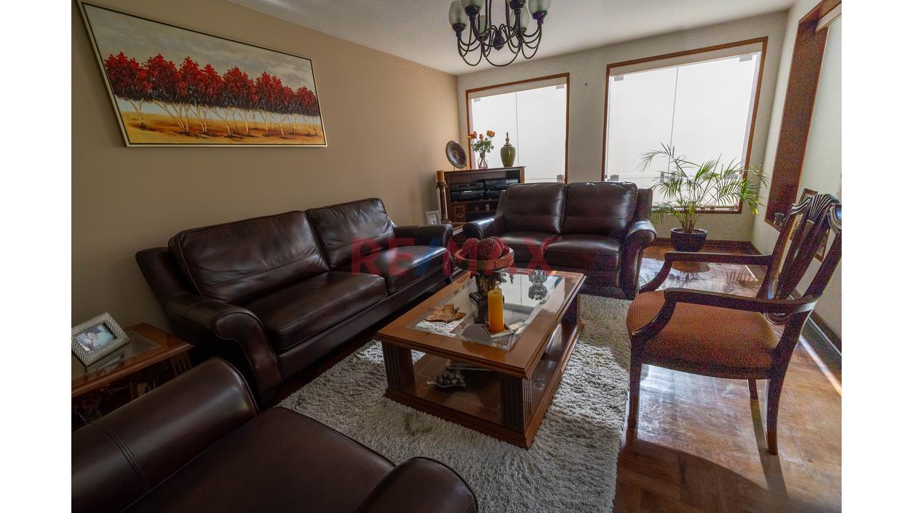 Casa En Venta En Vista Alegre – Surco | 5 Dormitorios, Jardín, Terraza, Bbq Y 2 Cocheras — foto 3