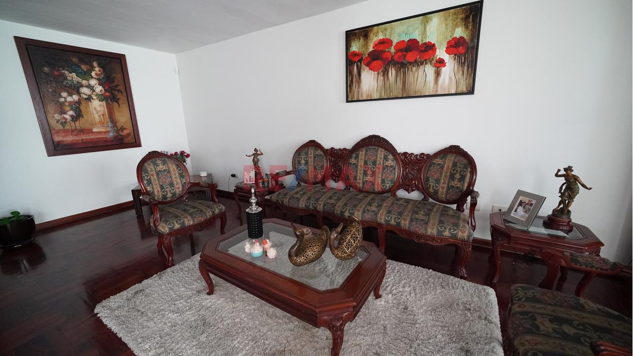 Casa En Venta En Vista Alegre – Surco | 5 Dormitorios, Jardín, Terraza, Bbq Y 2 Cocheras — foto 2