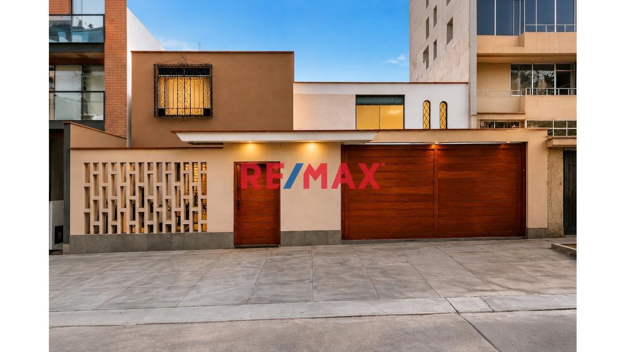 Casa En Venta En Vista Alegre – Surco | 5 Dormitorios, Jardín, Terraza, Bbq Y 2 Cocheras