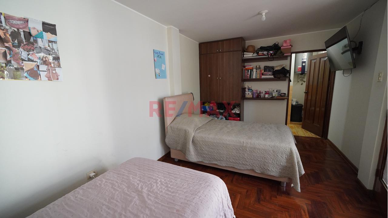 Casa En Venta En Vista Alegre – Surco | 5 Dormitorios, Jardín, Terraza, Bbq Y 2 Cocheras — foto 11