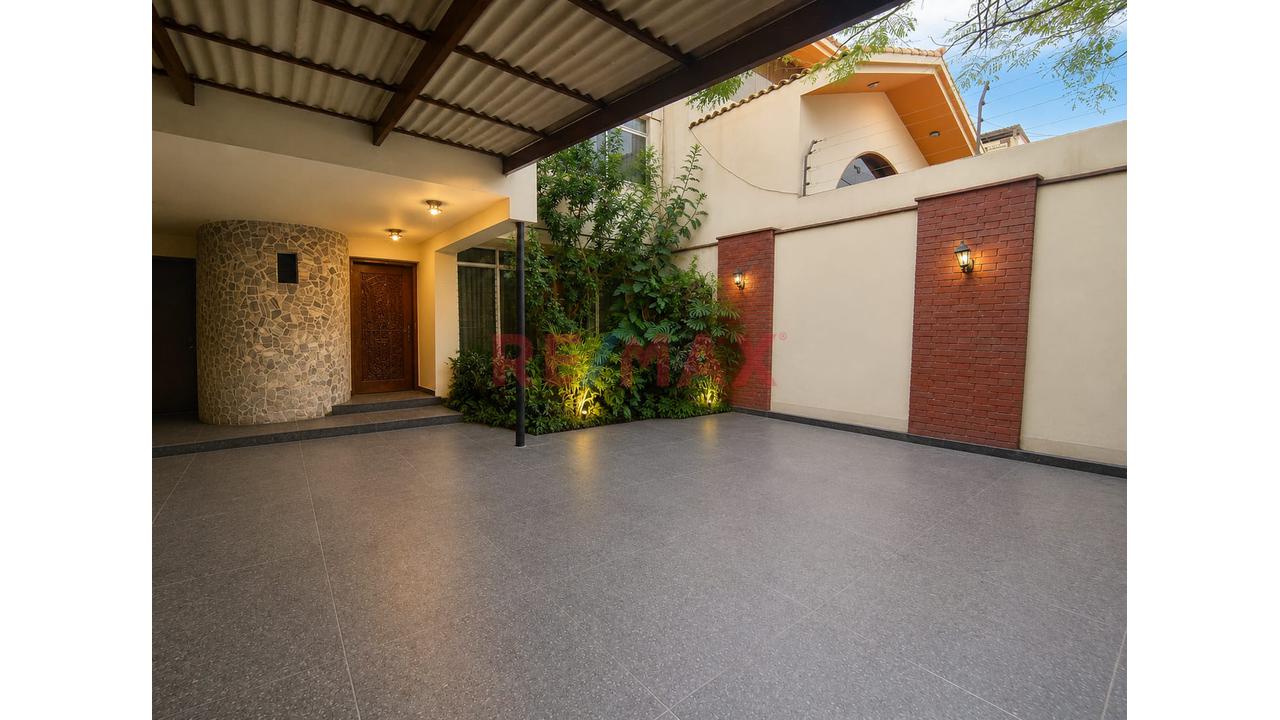 Se Vende Casa De 3 Pisos En Excelente Zona De Surco La Castellana — foto 3