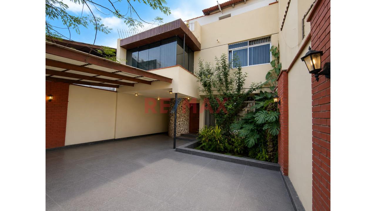 Se Vende Casa De 3 Pisos En Excelente Zona De Surco La Castellana — foto 2