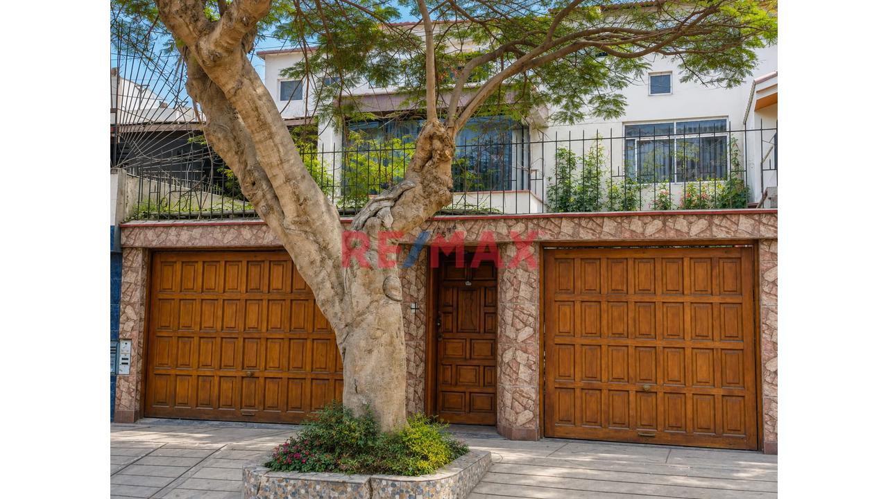 Se Vende Casa De 3 Pisos En Excelente Zona De Surco La Castellana