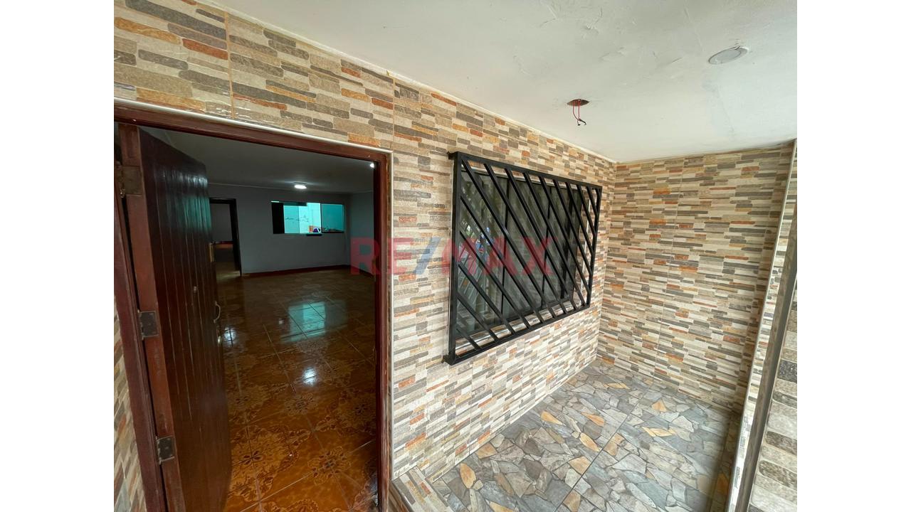 Vendo Casa De 420M2 De Tres Pisos Mas Azotea Frente A Parque En Comas — foto 2