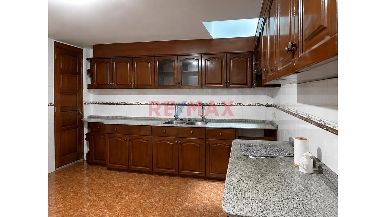 Vendo Casa De 420M2 De Tres Pisos Mas Azotea Frente A Parque En Comas — foto 5