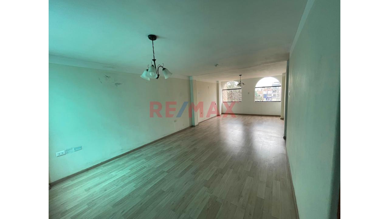Vendo Casa De 420M2 De Tres Pisos Mas Azotea Frente A Parque En Comas — foto 12