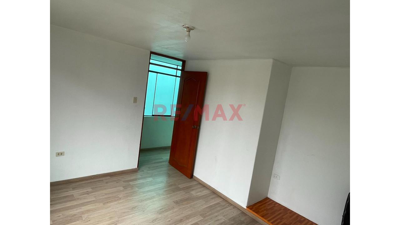 Vendo Casa De 420M2 De Tres Pisos Mas Azotea Frente A Parque En Comas — foto 14