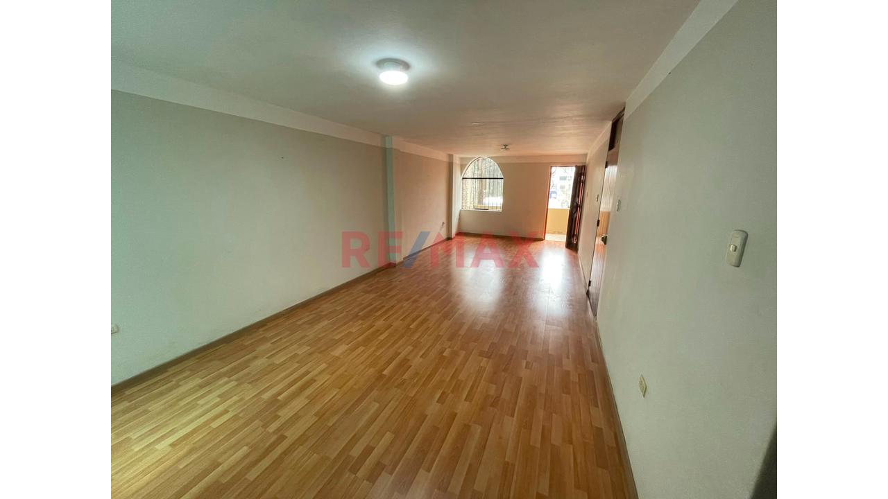 Vendo Casa De 420M2 De Tres Pisos Mas Azotea Frente A Parque En Comas — foto 3