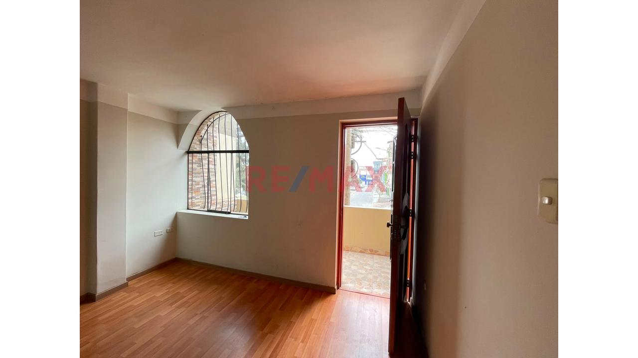 Vendo Casa De 420M2 De Tres Pisos Mas Azotea Frente A Parque En Comas — foto 11