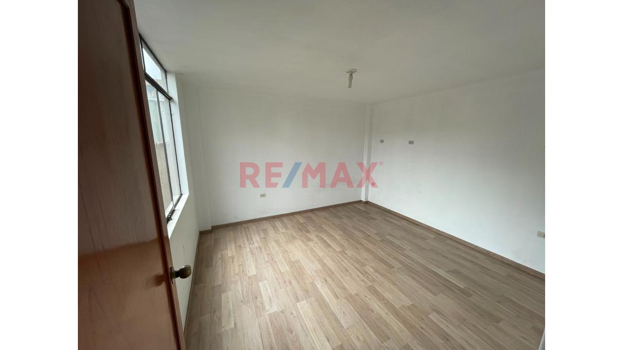 Vendo Casa De 420M2 De Tres Pisos Mas Azotea Frente A Parque En Comas — foto 13