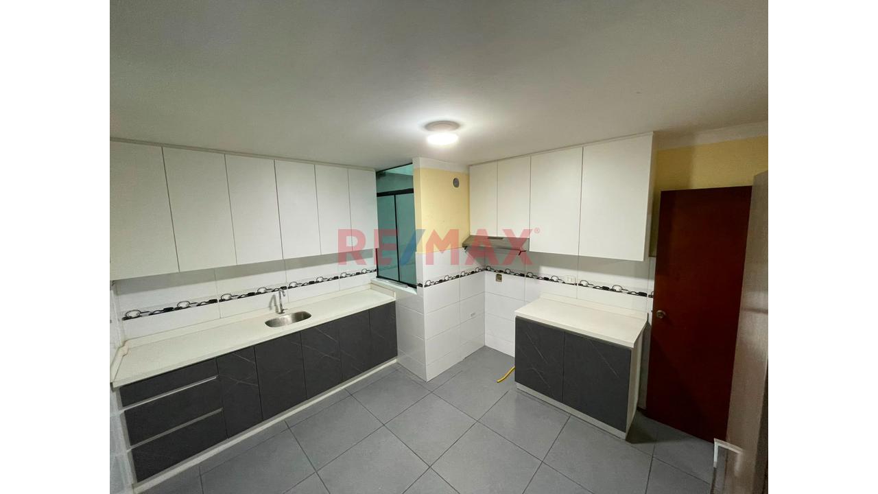 Vendo Casa De 420M2 De Tres Pisos Mas Azotea Frente A Parque En Comas — foto 4
