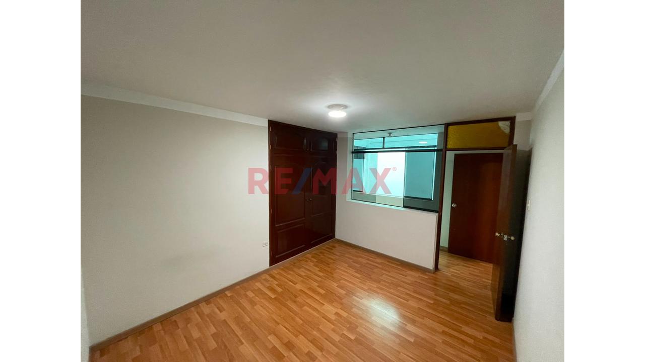 Vendo Casa De 420M2 De Tres Pisos Mas Azotea Frente A Parque En Comas — foto 10