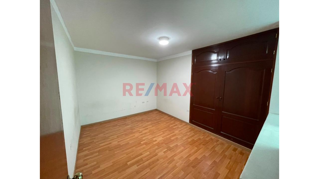 Vendo Casa De 420M2 De Tres Pisos Mas Azotea Frente A Parque En Comas — foto 9