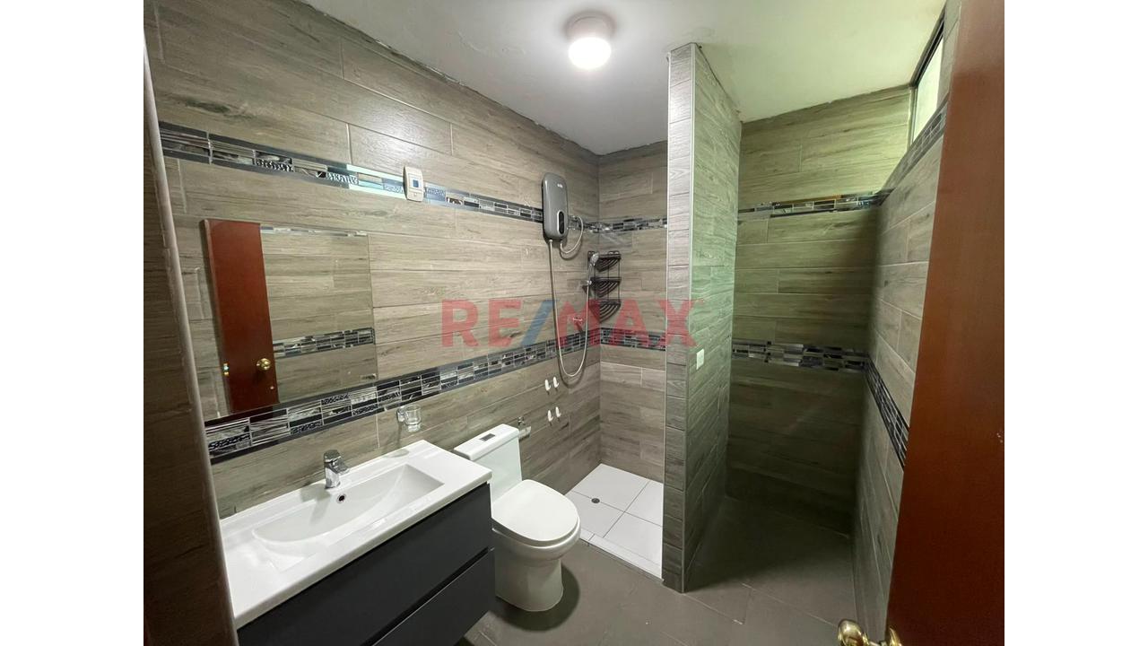 Vendo Casa De 420M2 De Tres Pisos Mas Azotea Frente A Parque En Comas — foto 15