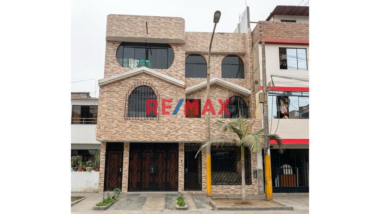 Vendo Casa De 420M2 De Tres Pisos Mas Azotea Frente A Parque En Comas