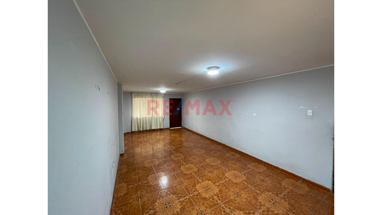 Vendo Casa De 420M2 De Tres Pisos Mas Azotea Frente A Parque En Comas — foto 8