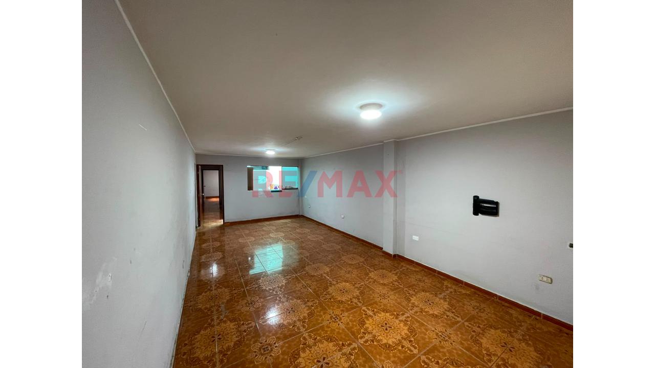 Vendo Casa De 420M2 De Tres Pisos Mas Azotea Frente A Parque En Comas — foto 6
